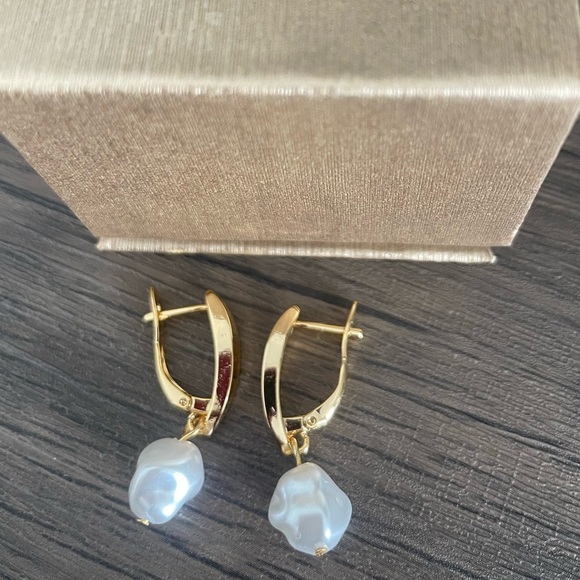 Fashion Jewelry Jewelry - Pearl stainless steel earrings.